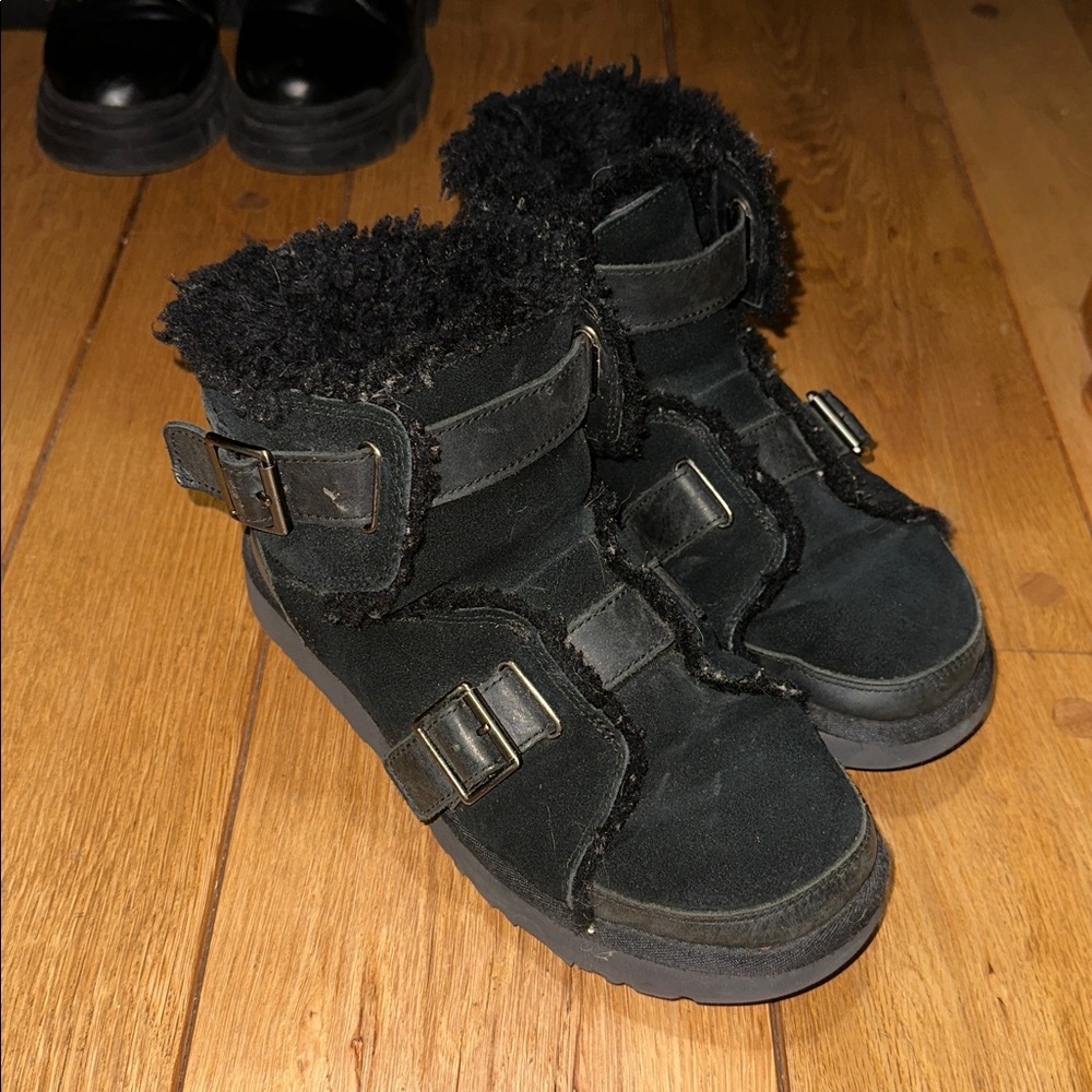 BLACK STRAP UGGS - Picture 3 of 7
